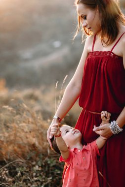 Anne ile oğlu yüksek çim yürür