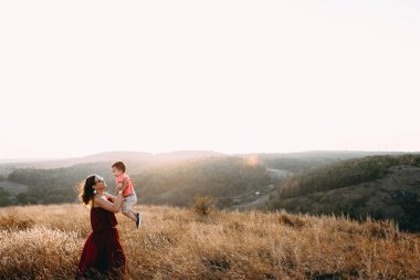 Anne ile oğlu yüksek çim yürür