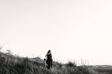 Anne ile oğlu yüksek çim yürür