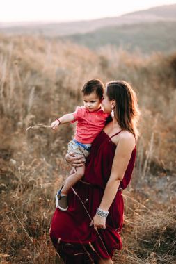 Anne ile oğlu yüksek çim yürür