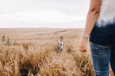 Anne ve oğlu buğday alanında yürüyüş