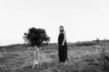 Anne ile oğlu yüksek çim yürür