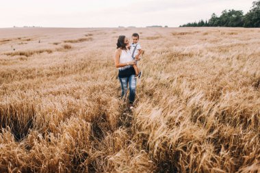 Anne ve oğlu buğday alanında yürüyüş