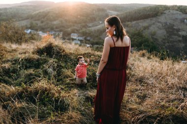 Anne ile oğlu yüksek çim yürür