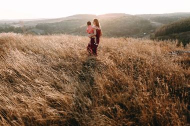 Anne ile oğlu yüksek çim yürür