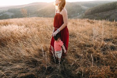 Anne ile oğlu yüksek çim yürür