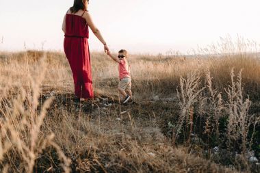 Anne ile oğlu yüksek çim yürür