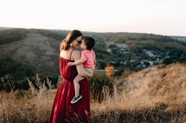 Anne ile oğlu yüksek çim yürür