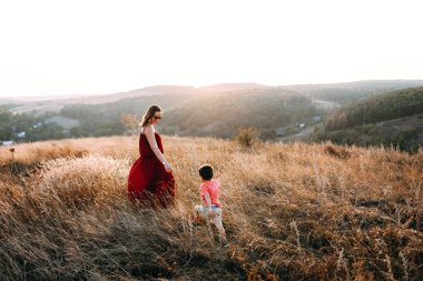 Anne ile oğlu yüksek çim yürür