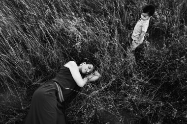 Anne ile oğlu yüksek çim yürür