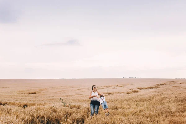 Mutter und Sohn zu Fuß im Weizenfeld — Stockfoto