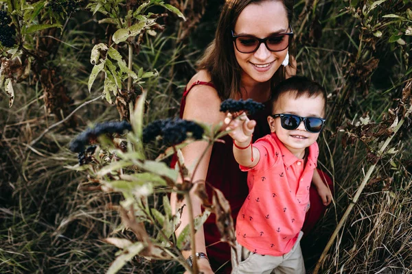 Madre con hijo en hierba alta — Foto de Stock