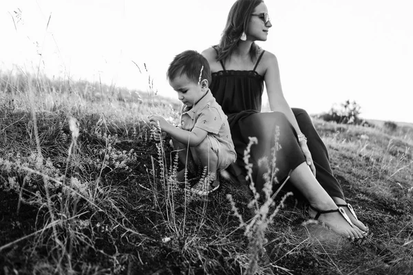 Mãe caminha com filho em grama alta — Fotografia de Stock