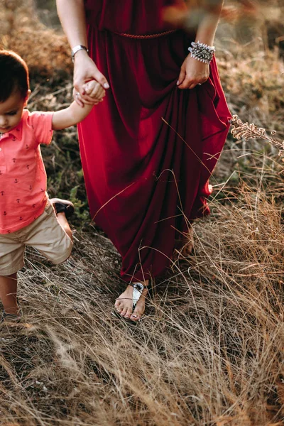 Mother walks with son in high grass — Stock Photo, Image