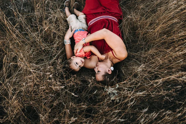Mutter mit Sohn im hohen Gras — Stockfoto