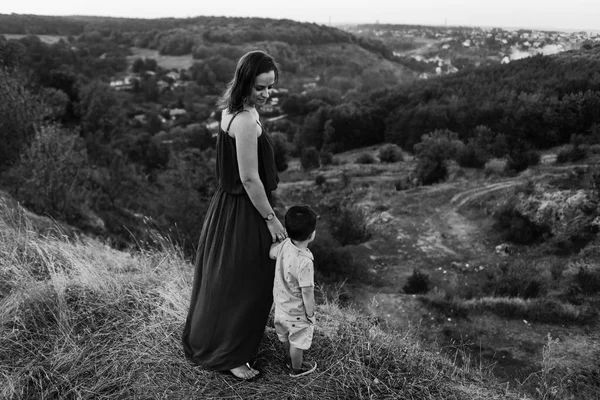 Anne ile oğlu yüksek çim yürür — Stok fotoğraf