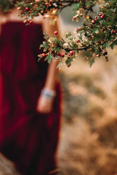 Femme par aubépine rouge — Photo