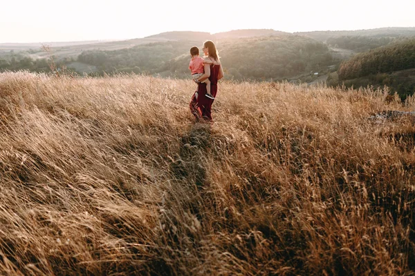 Anne ile oğlu yüksek çim yürür