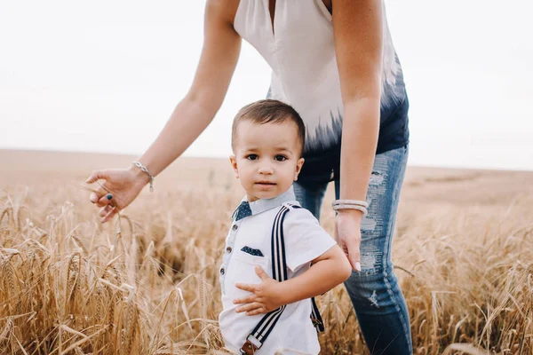 Anne ve oğlu buğday alanında yürüyüş — Stok fotoğraf
