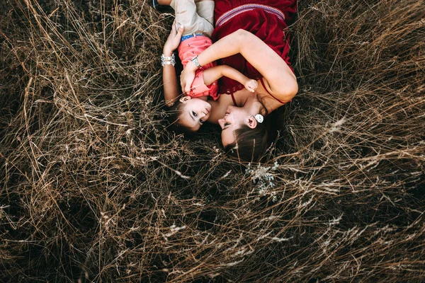 Mère avec fils dans l'herbe haute — Photo
