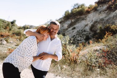 Orta yaşlı çift uçuruma yürür