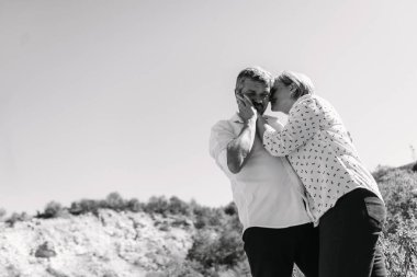 Orta yaşlı çift uçuruma yürür