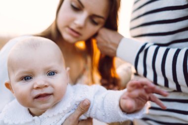 Dağlarda yürüyüş kızı ile genç aile