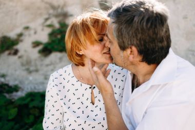 Orta yaşlı çift uçuruma yürür