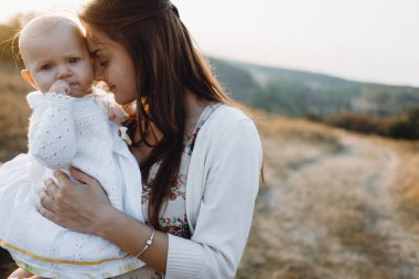 Anne ile kızı dağlarda yürüyüş