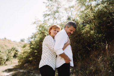 Orta yaşlı çift uçuruma yürür