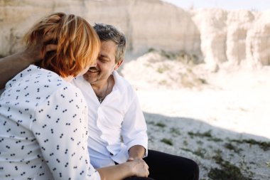 Orta yaşlı çift uçuruma yürür