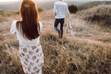 Genç çift dağlarda yürüyüş