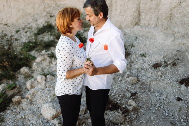 Orta yaşlı çift uçuruma yürür