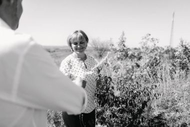 Orta yaşlı çift uçuruma yürür