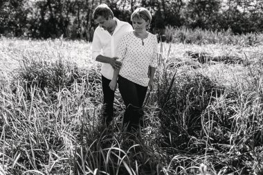 Orta yaşlı çift nehir kenarında yürüyor