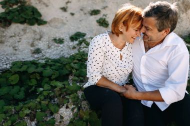 Orta yaşlı çift uçuruma yürür