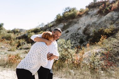 Orta yaşlı çift uçuruma yürür