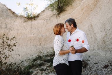 Orta yaşlı çift uçuruma yürür