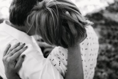 Orta yaşlı çift uçuruma yürür