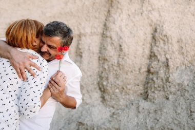 Orta yaşlı çift uçuruma yürür