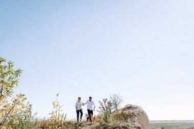 Orta yaşlı çift uçuruma yürür