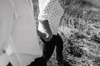 Orta yaşlı çift uçuruma yürür