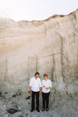 Orta yaşlı çift uçuruma yürür