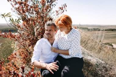 Orta yaşlı çift uçuruma yürür