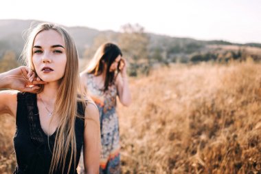 güzel kız dağlarda yürümek