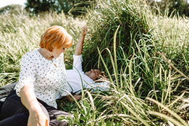 nehir kenarında oturan orta yaşlı çift