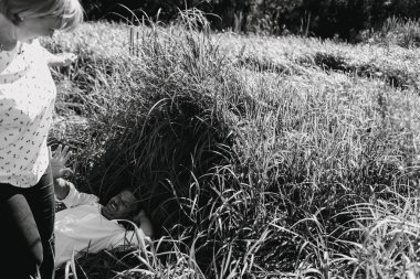 nehir kenarında oturan orta yaşlı çift