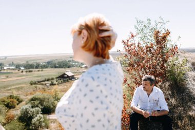 Orta yaşlı çift uçuruma yürür