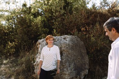 Orta yaşlı çift uçuruma yürür