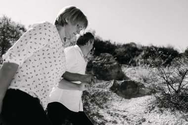 Orta yaşlı çift uçuruma yürür